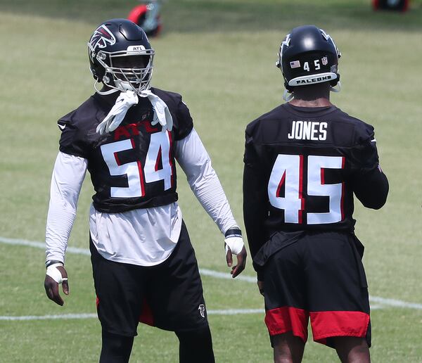 Falcons linebackers Foyesade Oluokun (left) and Deion Jones work together during organize team activities (OTAs) Tuesday, May 25, 2021, at the team training facility in Flowery Branch. (Curtis Compton / Curtis.Compton@ajc.com)