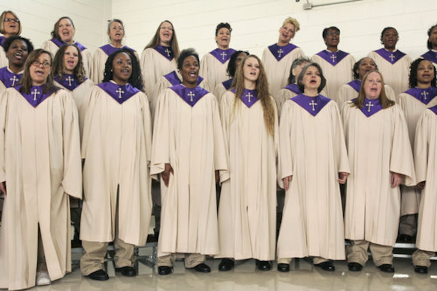 Indigo Girl helps prison choir make CD