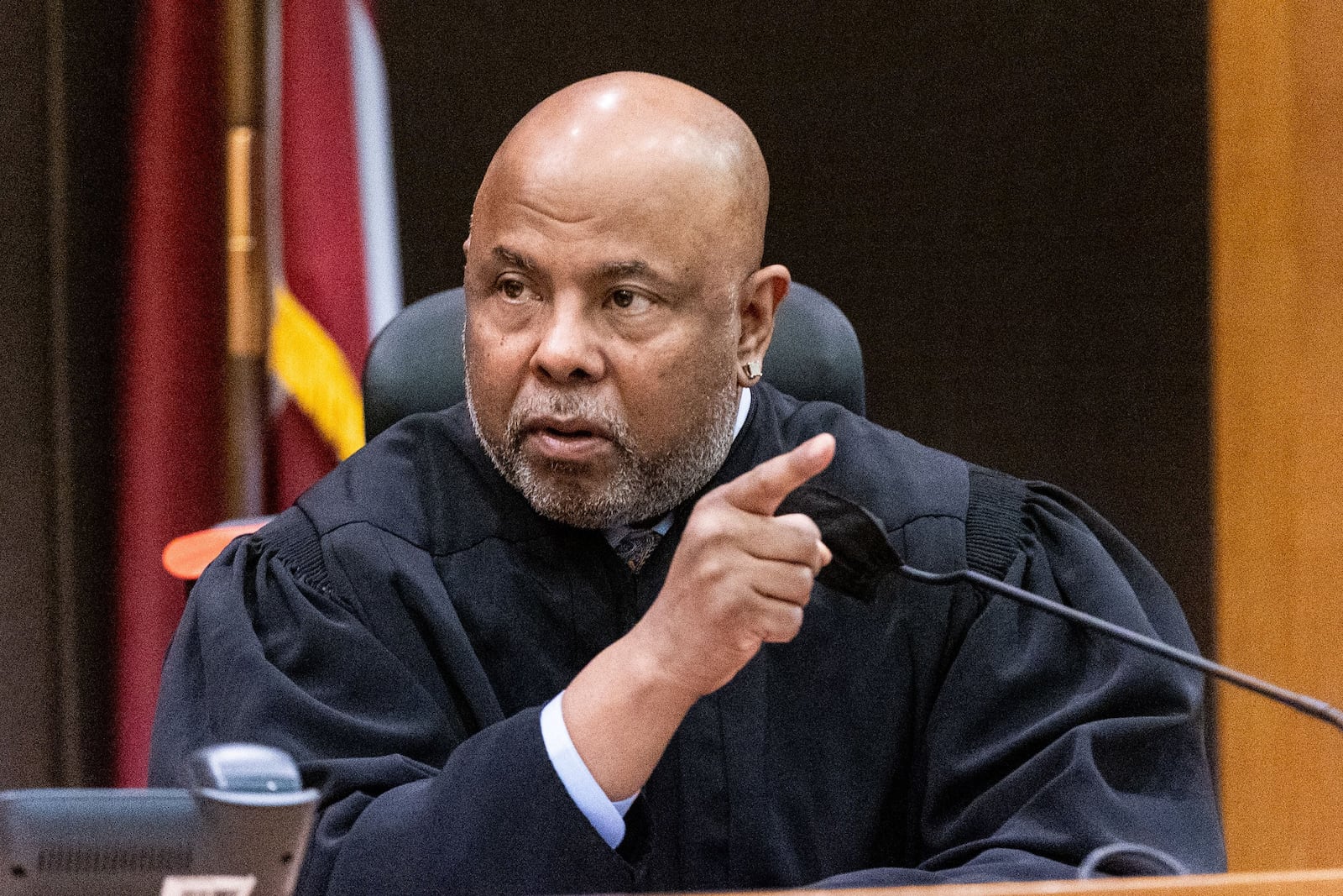 Fulton County Chief Judge Ural Glanville speaks to the jury ahead of opening statements at Fulton County Courthouse on Nov. 27, 2023. (Steve Schaefer/The Atlanta Journal-Constitution/TNS)