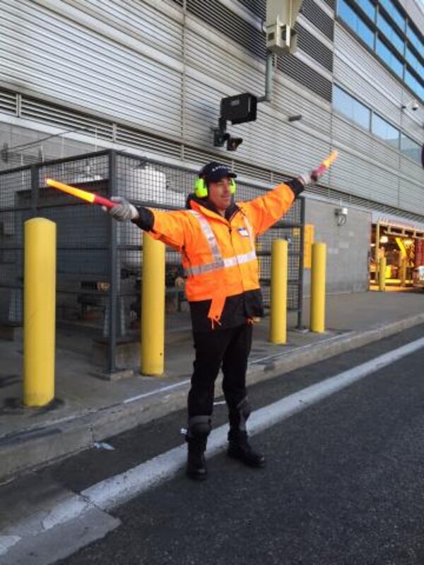 Carson Daly as an airport worker. Source: Delta Air Lines