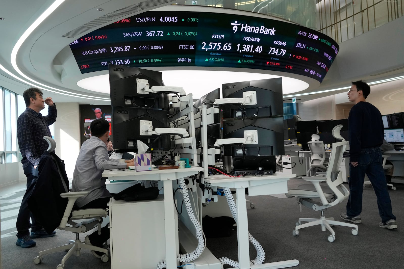 Currency traders work at the foreign exchange dealing room of the KEB Hana Bank headquarters in Seoul, South Korea, Wednesday, Oct. 23, 2024. (AP Photo/Ahn Young-joon)