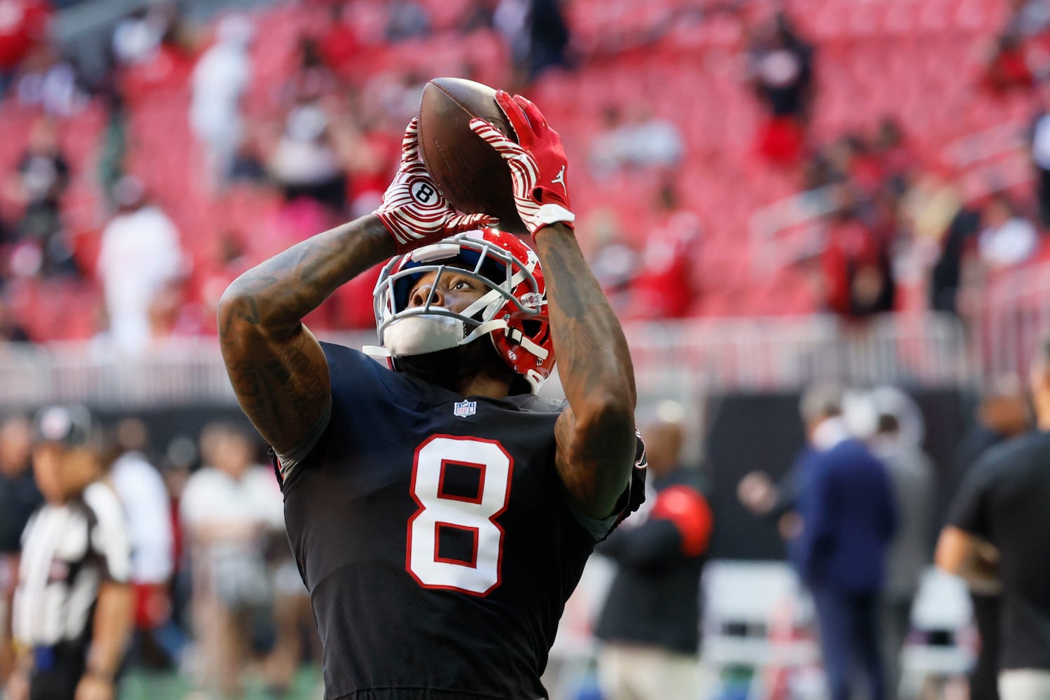 Falcons tight end Kyle Pitts gets loose before Atlanta played the 49ers on Sunday at Mercedes-Benz Stadium. (Miguel Martinez / miguel.martinezjimenez@ajc.com)