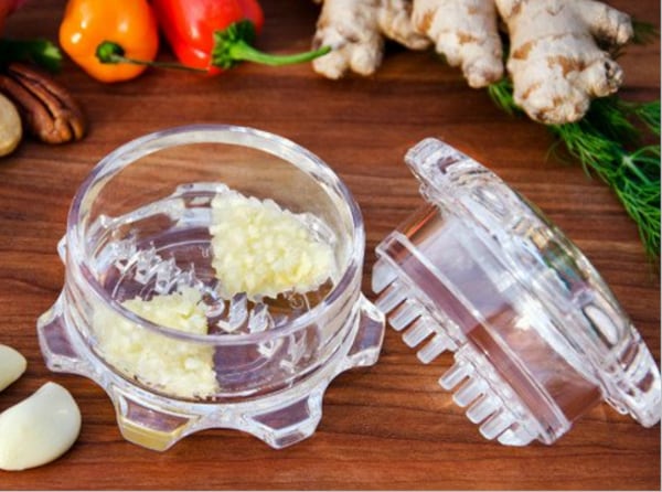  GarlicTwister is an easy-to-use, easy-to-clean, compact garlic mincer.