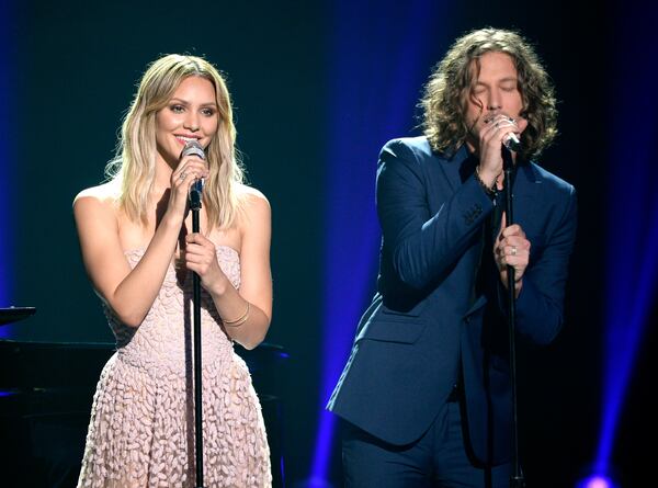  HOLLYWOOD, CALIFORNIA - APRIL 07: Recording artists Katharine McPhee (L) and Casey James perform onstage during FOX's "American Idol" Finale For The Farewell Season at Dolby Theatre on April 7, 2016 in Hollywood, California. at Dolby Theatre on April 7, 2016 in Hollywood, California. (Photo by Kevork Djansezian/Getty Images)