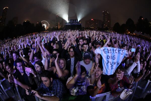 These fans were ready for some Foo. Photo: Robb D. Cohen/www.RobbsPhotos.com.