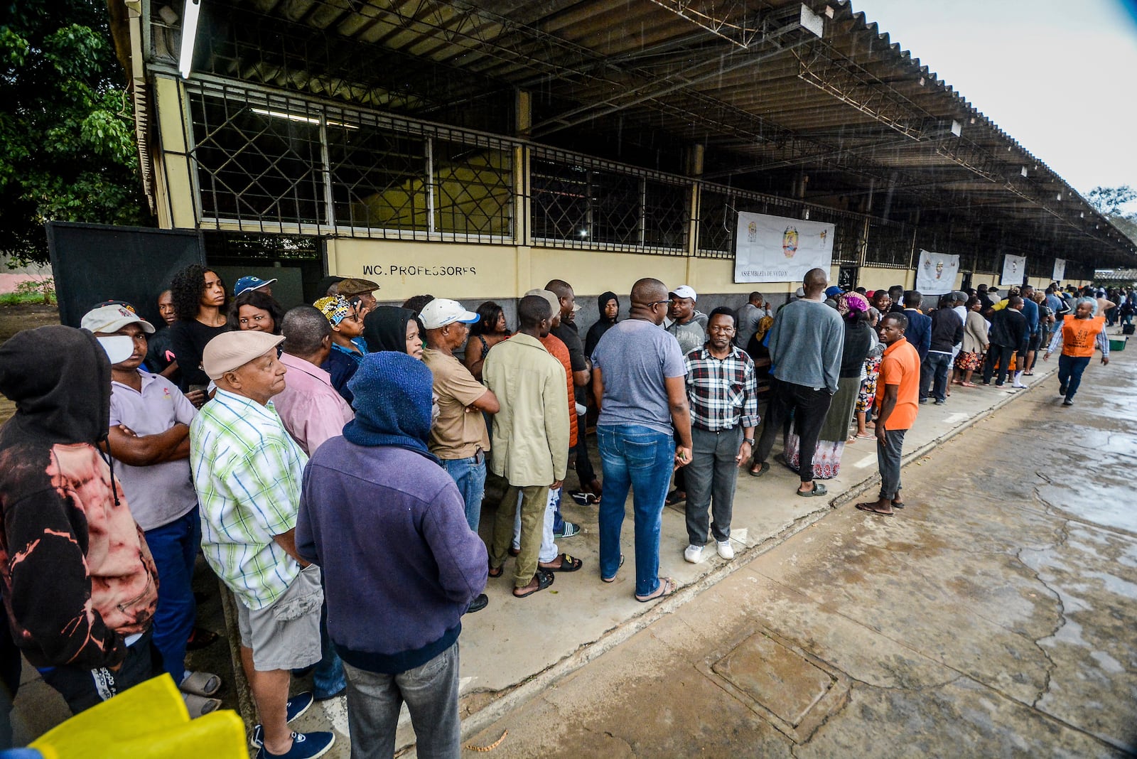 People queue to cast their votes during general elections in Maputo, Mozambique, Wednesday, Oct. 9, 2024. (AP Photo/Carlos Equeio)