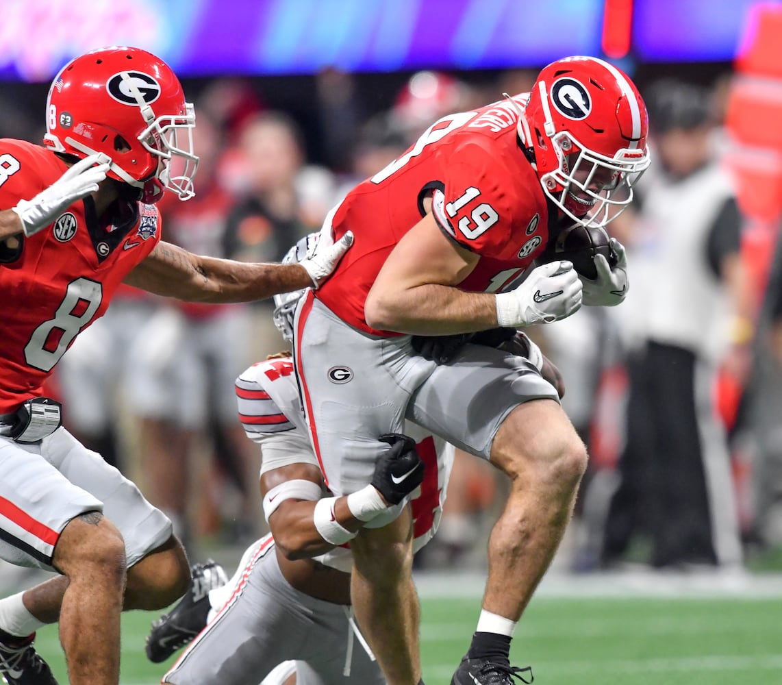 Georgia Bulldogs tight end Brock Bowers (19) extends a catch during the fourth quarter of the College Football Playoff Semifinal between the Georgia Bulldogs and the Ohio State Buckeyes at the Chick-fil-A Peach Bowl In Atlanta on Saturday, Dec. 31, 2022. (Hyosub Shin / Hyosub.Shin@ajc.com)