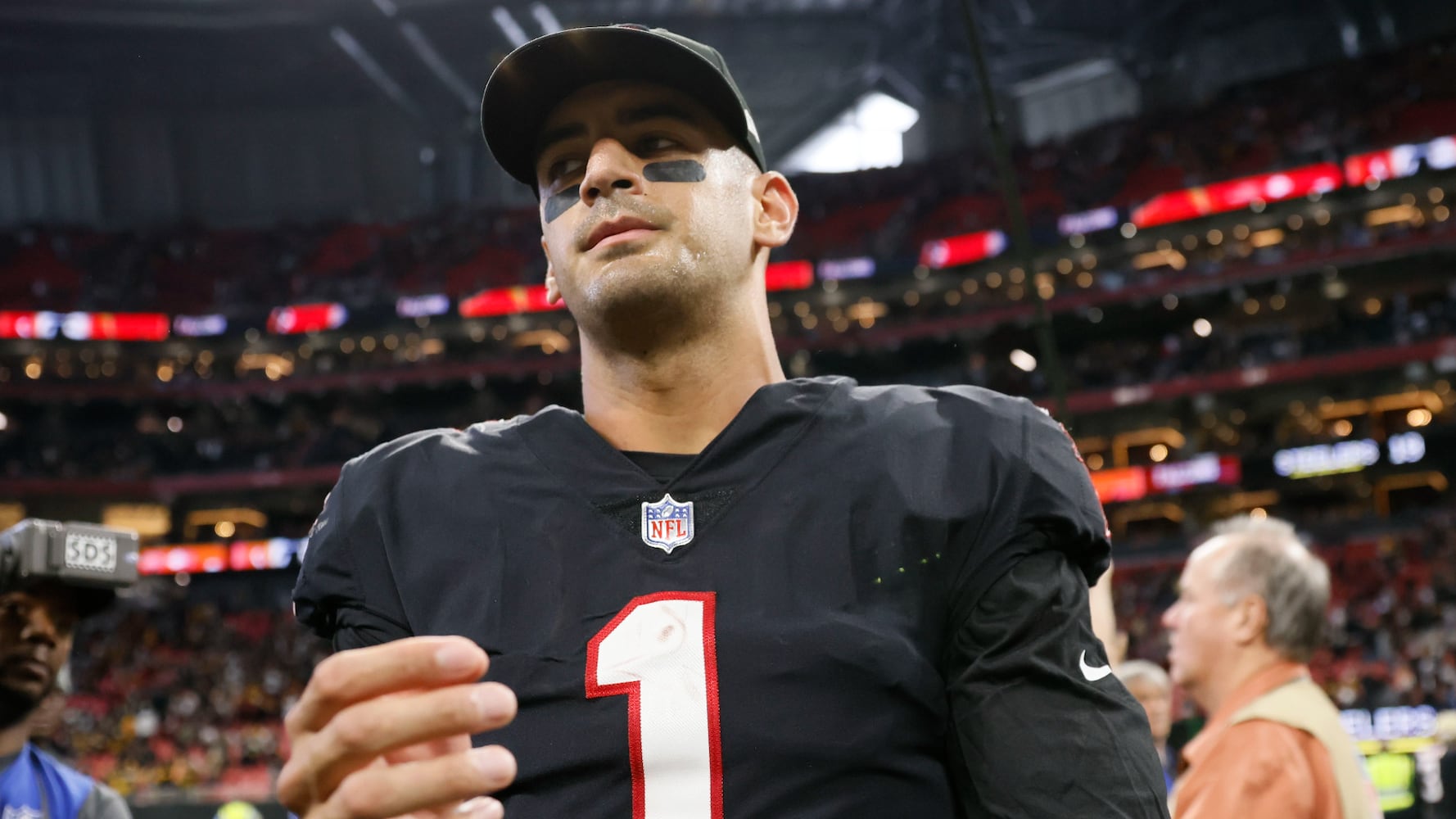 Falcons quarterback Marcus Mariota walks off the field after a 19-16 loss to the Steelers on Sunday at Mercedes-Benz Stadium. (Miguel Martinez / miguel.martinezjimenez@ajc.com)
