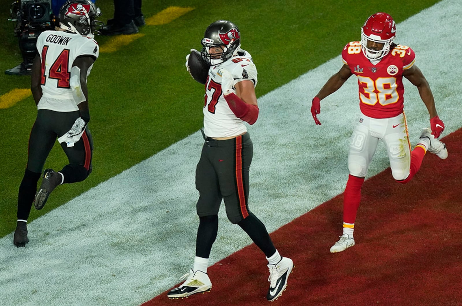 Tampa Bay Buccaneers' Rob Gronkowski (87) makes a touchdown reception against Kansas City Chiefs' L'Jarius Sneed (38) during the first half of Super Bowl 55 Sunday, Feb. 7, 2021, in Tampa, Fla. (Charlie Riedel/AP)