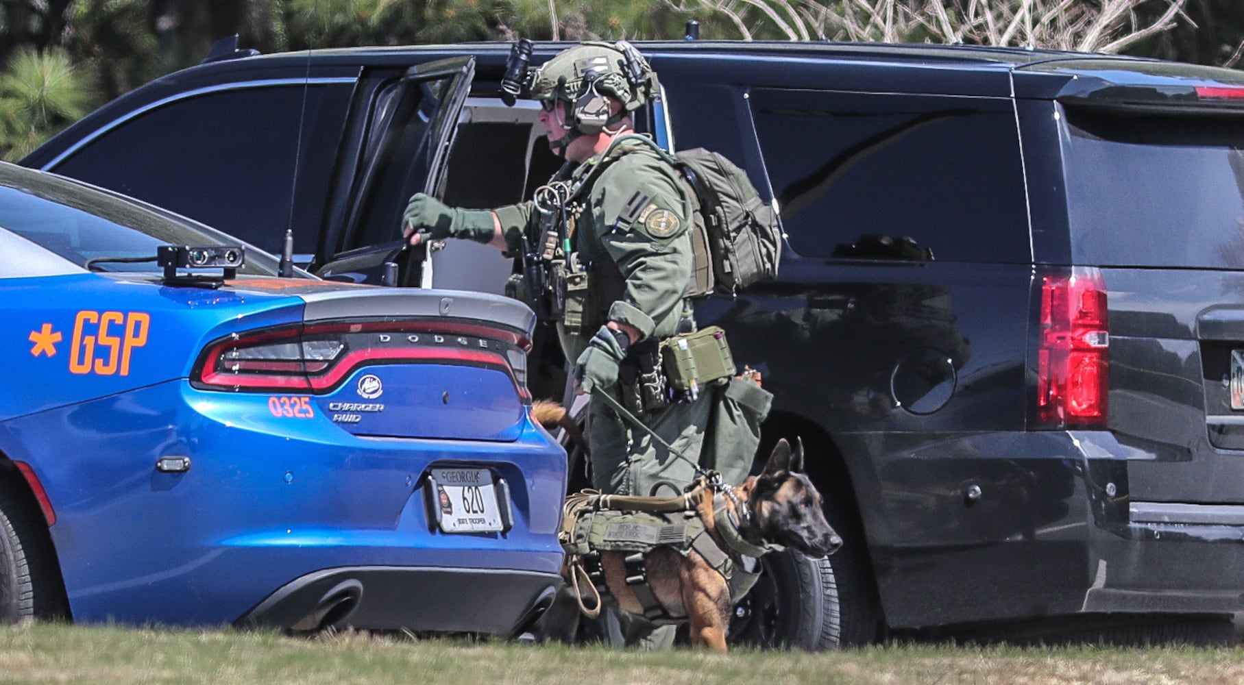 I-85 shut down as Gwinnett SWAT surrounds bus with armed man aboard