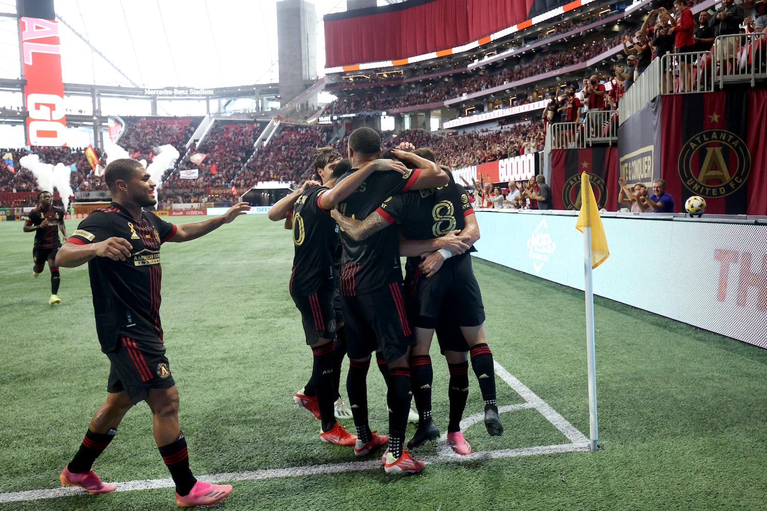 Atlanta United midfielder Ezequiel Barco (8) celebrates after scoring a goal off of a free kick with teammates during the first half against D.C. United at Mercedes-Benz Stadium Saturday, September 18, 2021 in Atlanta, Ga.. JASON GETZ FOR THE ATLANTA JOURNAL-CONSTITUTION