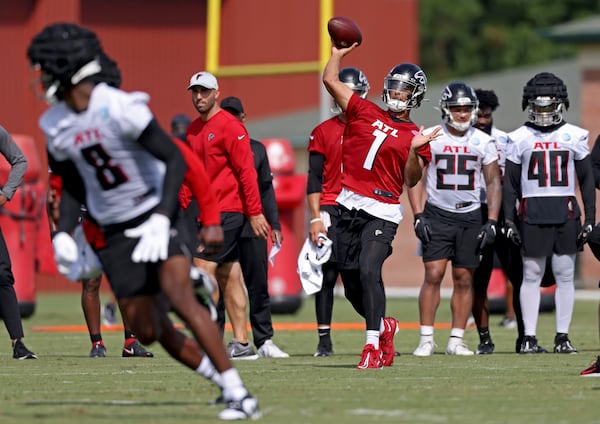 Falcons quarterback Marcus Mariota (1) and tight end Kyle Pitts (8, left) developed a good chemistry during training camp. (Jason Getz / Jason.Getz@ajc.com)