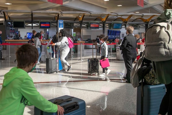 11/23/2020 �  Atlanta, Georgia �Airport passengers maneuver through the South Domestic Terminal at Hartsfield-Jackson Atlanta International Airport in Atlanta , Monday, November 23, 2020.  (Alyssa Pointer / Alyssa.Pointer@ajc.com)