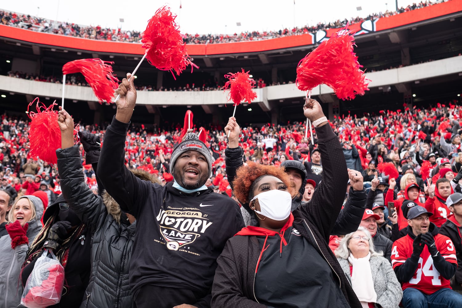 220115-Athens-Brian Jackson and his niece Kiana Jackson cheer on the Bullodgs during the National Championship celebration Saturday afternoon, Jan. 15, 2022, in Athens. Ben Gray for the Atlanta Journal-Constitution