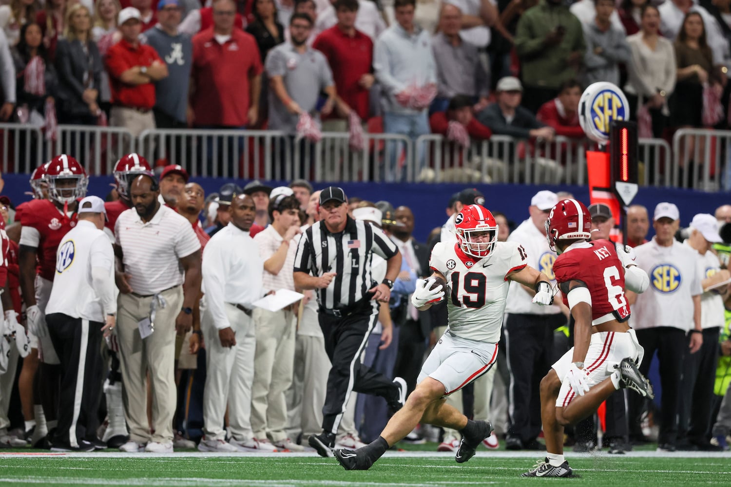 Georgia Bulldogs tight end Brock Bowers (19) runs past Alabama Crimson Tide defensive back Jaylen Key (6) during the first half of the SEC Championship football game at the Mercedes-Benz Stadium in Atlanta, on Saturday, December 2, 2023. (Jason Getz / Jason.Getz@ajc.com)