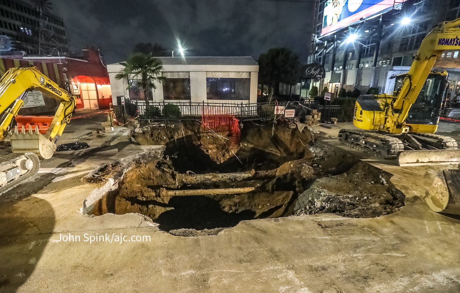 Sinkhole continues to disrupt traffic in Buckhead