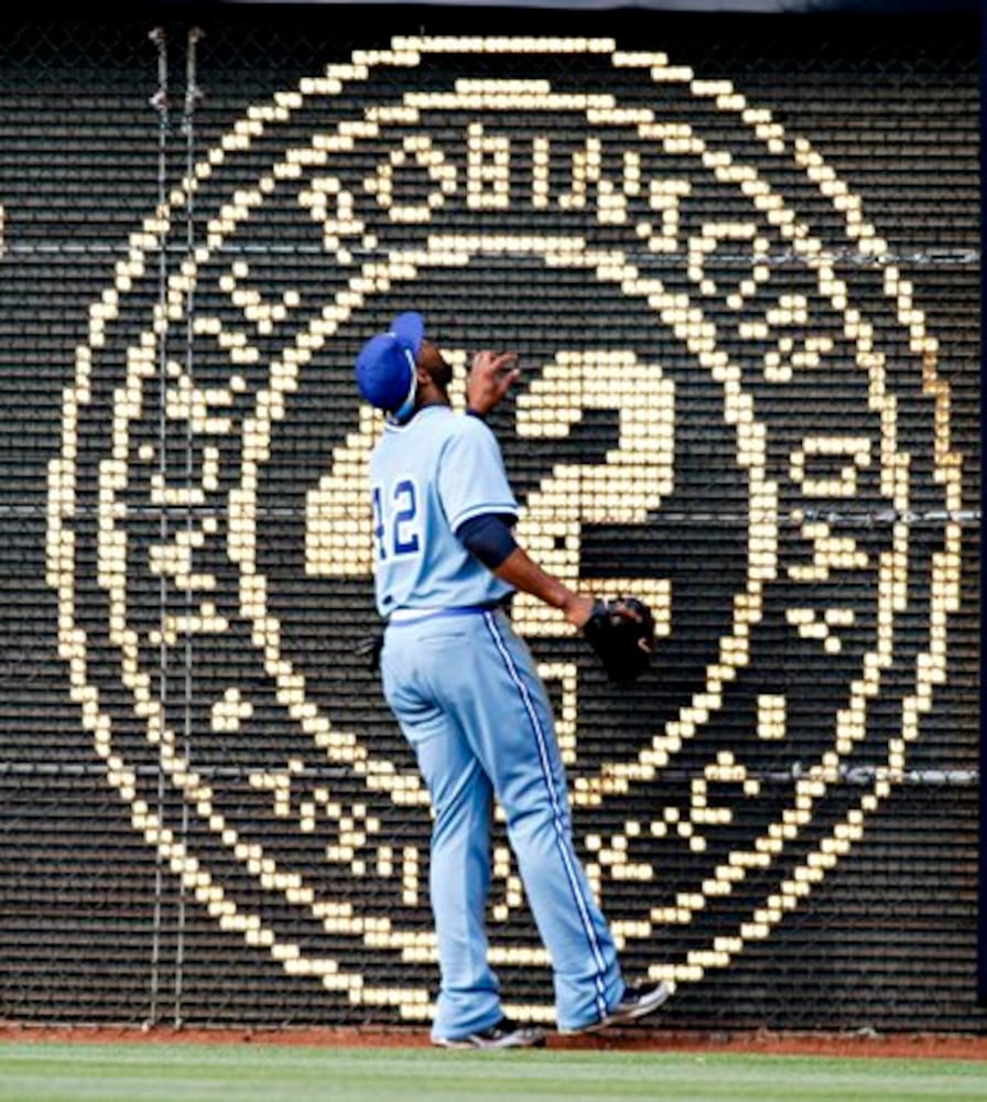 Braves wear throwback uniforms