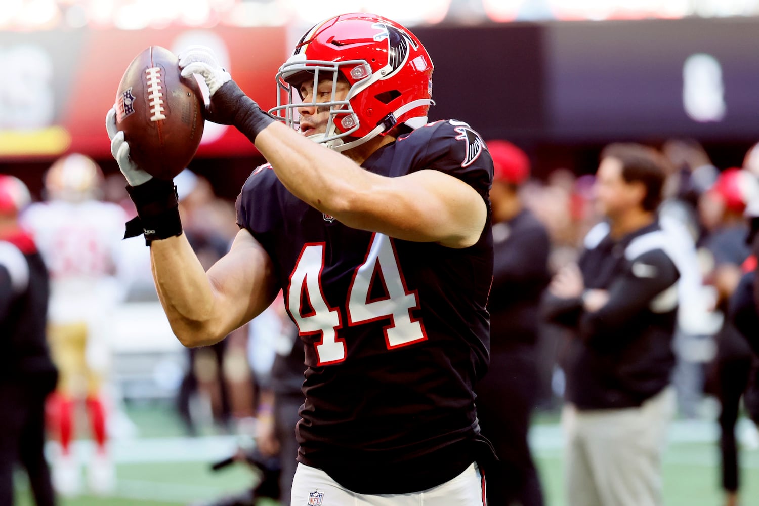 Falcons linebacker Troy Andersen warms up before Sunday's game in Atlanta. (Miguel Martinez / miguel.martinezjimenez@ajc.com)