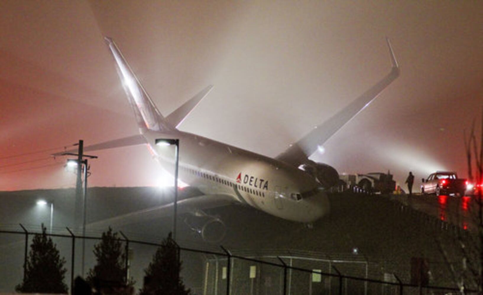 Delta jet runs off taxiway at Hartsfield-Jackson