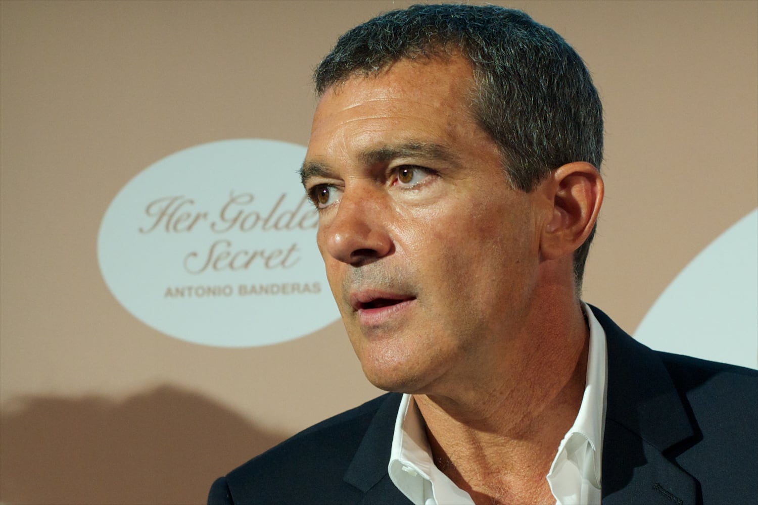 Antonio Banderas: Clean-shaven