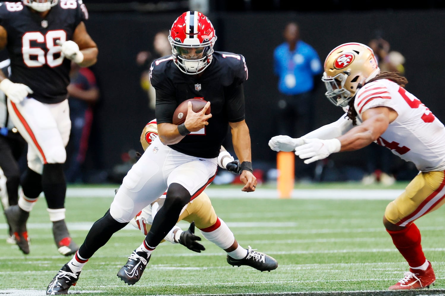 Falcons quarterback Marcus Mariota runs for a first down during the third quarter against the 49ers on Sunday at Mercedes-Benz Stadium. (Miguel Martinez / miguel.martinezjimenez@ajc.com)