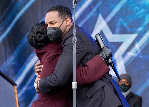 220103-Atlanta-Andre Dickens hugs mayor Keisha Lance Bottoms just before he was sworn in as Mayor of Atlanta during his inauguration ceremony at Georgia Tech on Monday, Jan. 3, 2022. Ben Gray for the Atlanta Journal-Constitution