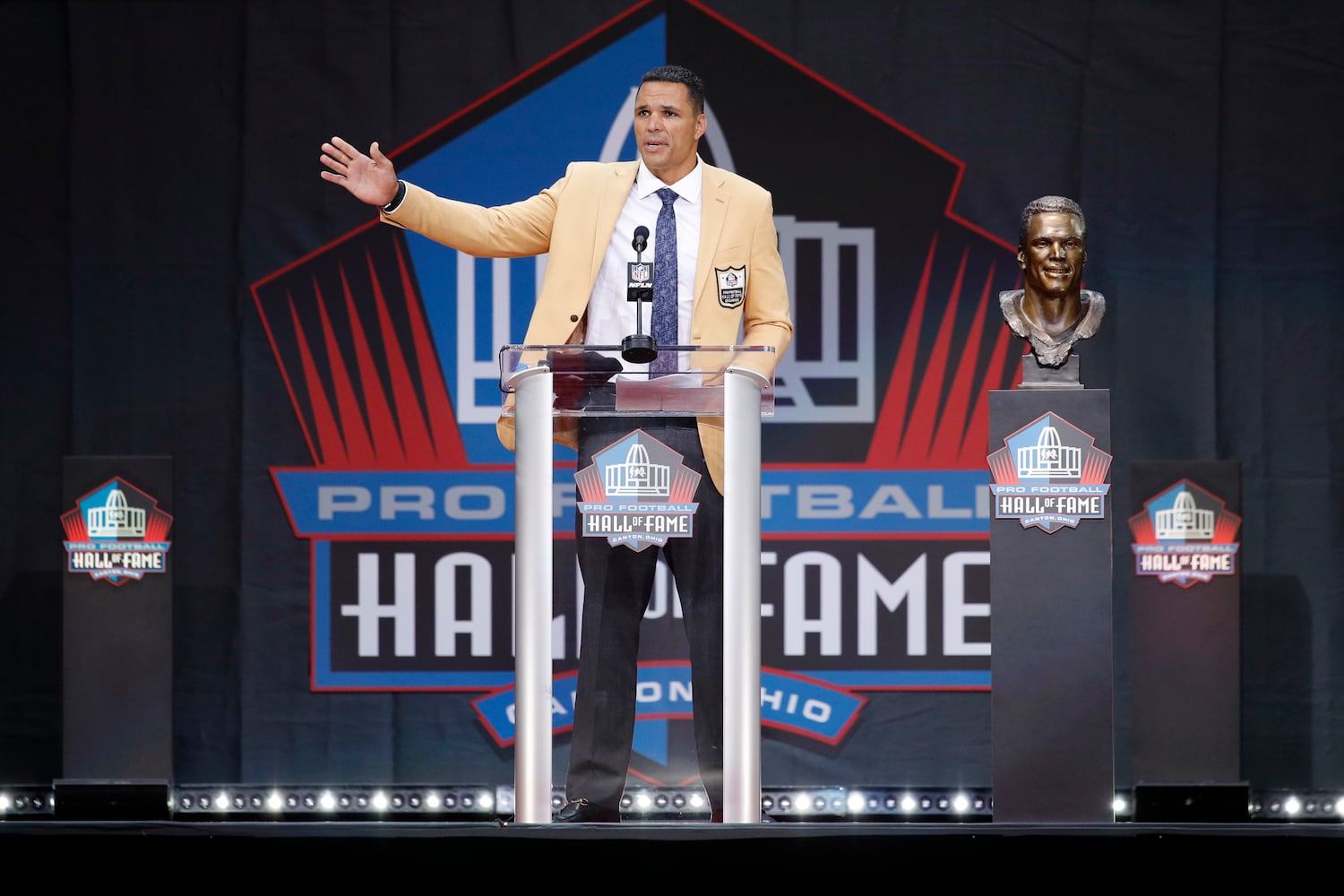 Photos: Tony Gonzalez, Champ Bailey enter Pro Football Hall of Fame