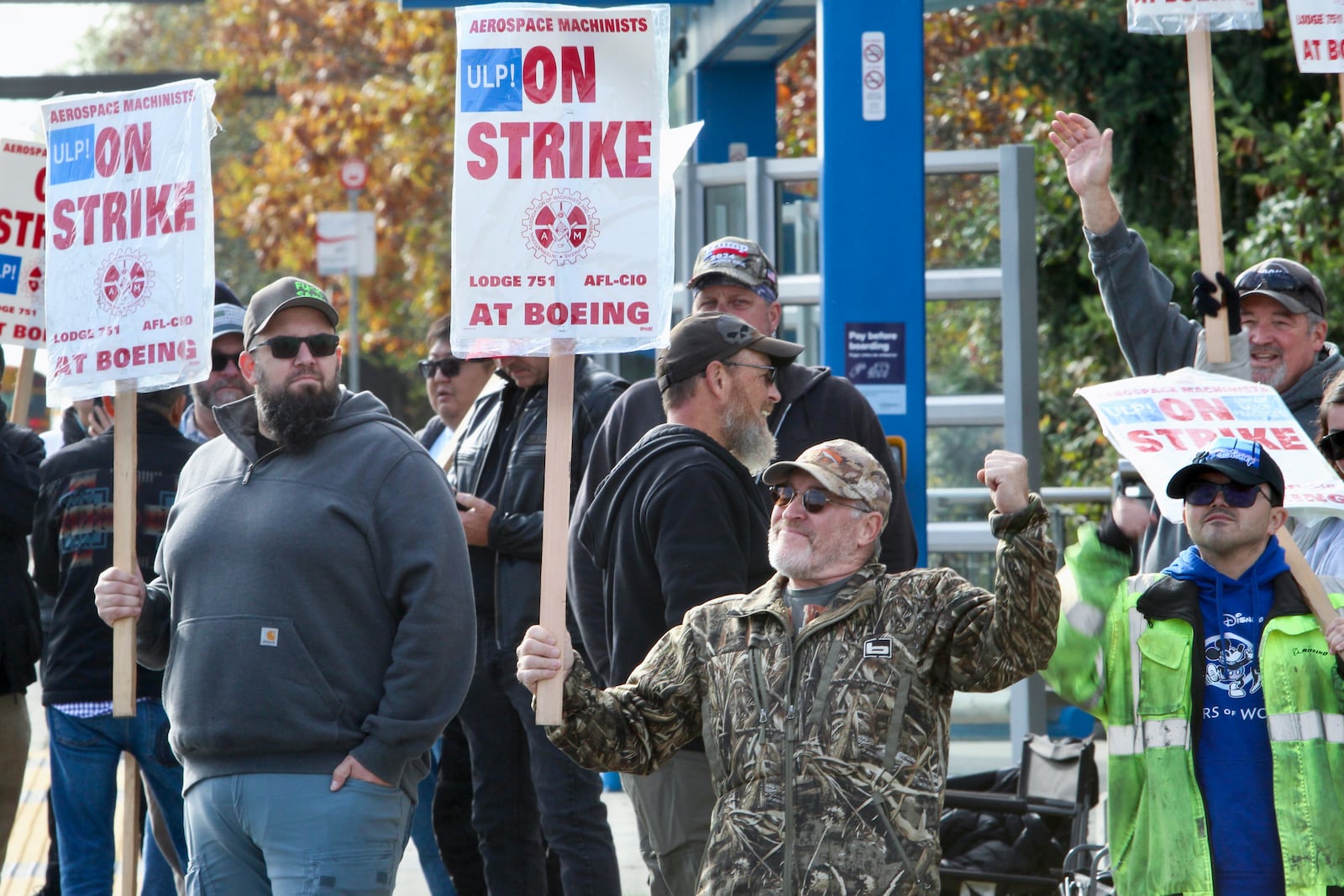 Union machinists wave signs next to company's factory in Everett, Wash., on Tuesday, Oct. 22, 2024. (AP Photo/Manuel Valdes)