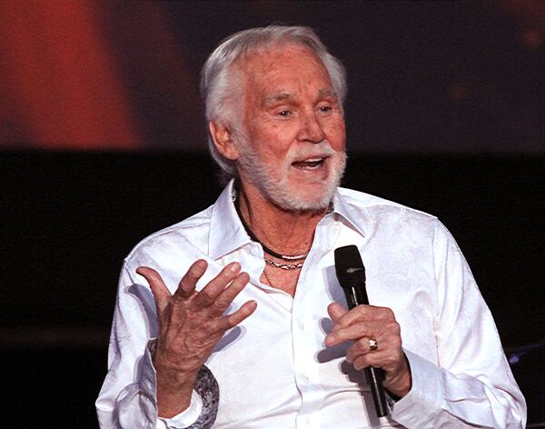 Kenny Rogers at his 2016 Chastain concert. (Akili-Casundria Ramsess/Special to the AJC)