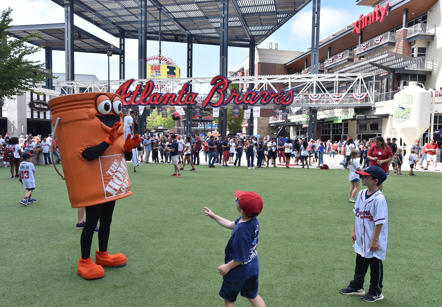 Photos: The scene at the Braves-Cardinals game