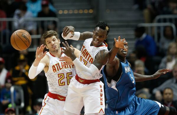 Atlanta Hawks guards Dennis Schroder (17) and Kyle Korver (26) battle Minnesota Timberwolves forward Gorgui Dieng (5) for a loose ball in the first half of an NBA basketball game Wednesday, Dec. 21, 2016, in Atlanta. (AP Photo/John Bazemore)