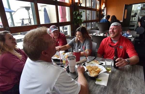  Trent Woods crossed enemy lines to break bread with Sooners fans Kelli Clark and Charlie Salsman, both of Edmond, Okla., and Brent Byrd and Shawna Byrd, both of Lawton, Okla. ahead of the 2018 Rose Bowl. AJC photo: Hyosub Shin