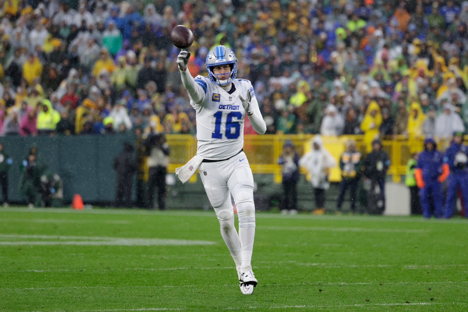 Detroit Lions quarterback Jared Goff throws pass during the first half of an NFL football game against the Green Bay Packers, Sunday, Nov. 3, 2024, in Green Bay, Wis. (AP Photo/Matt Ludtke)