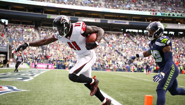  SEATTLE, WA - OCTOBER 16: Wide receiver Julio Jones #11 of the Atlanta Falcons takes it in for a touchdown against the defense of free safety Earl Thomas #29 of the Seattle Seahawks at CenturyLink Field on October 16, 2016 in Seattle, Washington. (Photo by Otto Greule Jr/Getty Images)