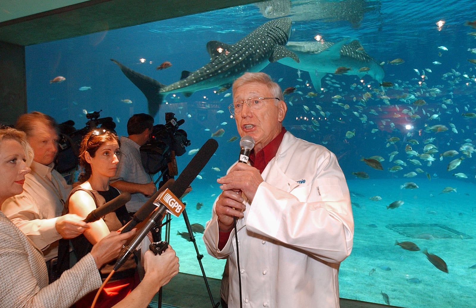 Home Depot co-founder Bernie Marcus shows the whale sharks inside the Georgia Aquarium in Atlanta in 2005. Marcus, who came up with the idea of a warehouse type store that would appeal to the do-it-yourself homeowner, died in Boca Raton, Fla. on Monday at age 95. Erik S. Lesser/New York Times 2005
                      