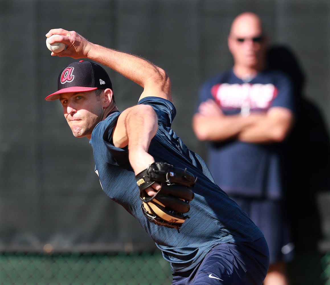 Photos: The unusual pitching motion of Braves’ Darren O’Day