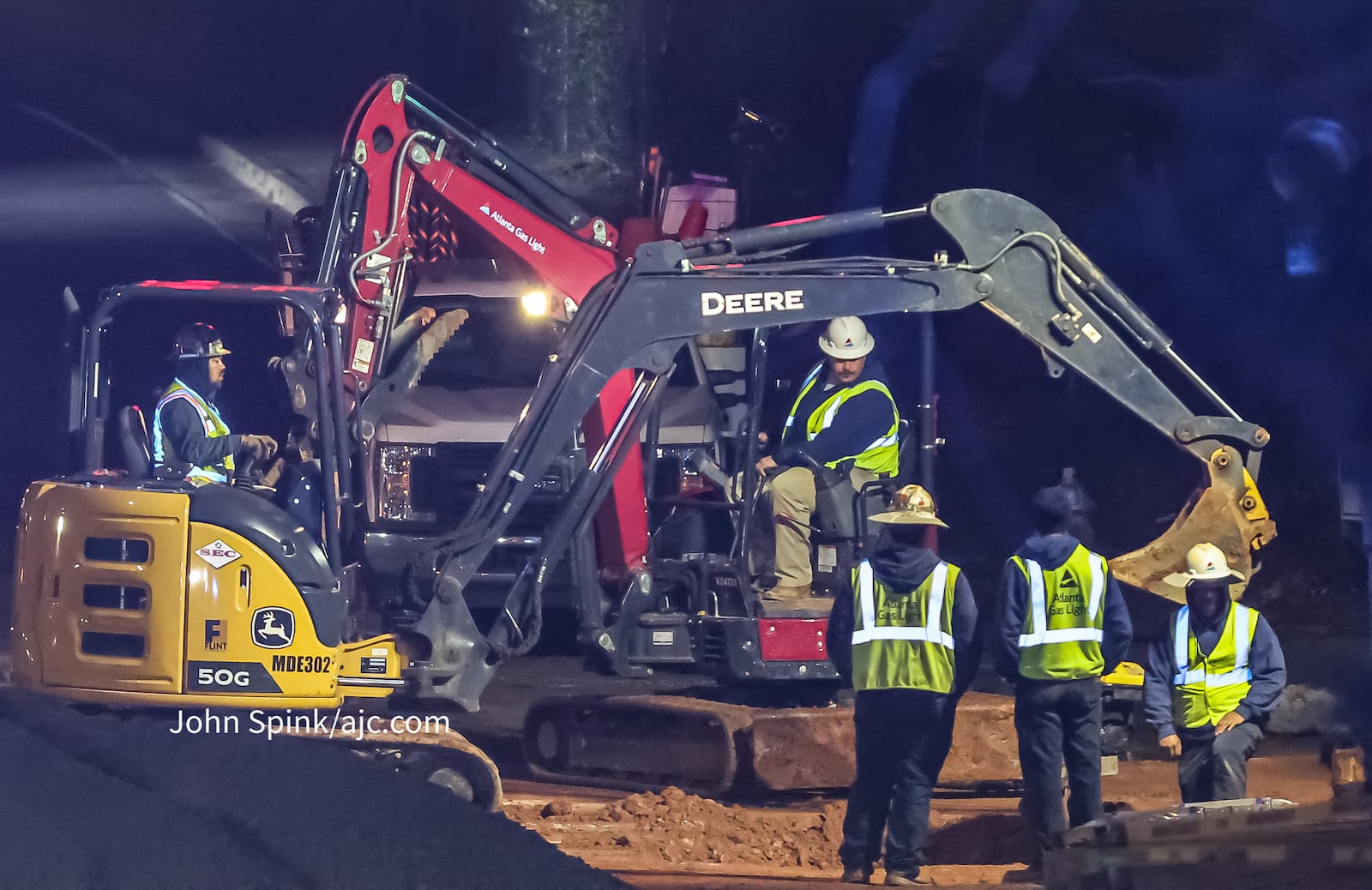 Atlanta Gas Light crews on Tuesday morning finished repairing a gas line along Campbellton Road at Dodson Drive that leaked the day before.