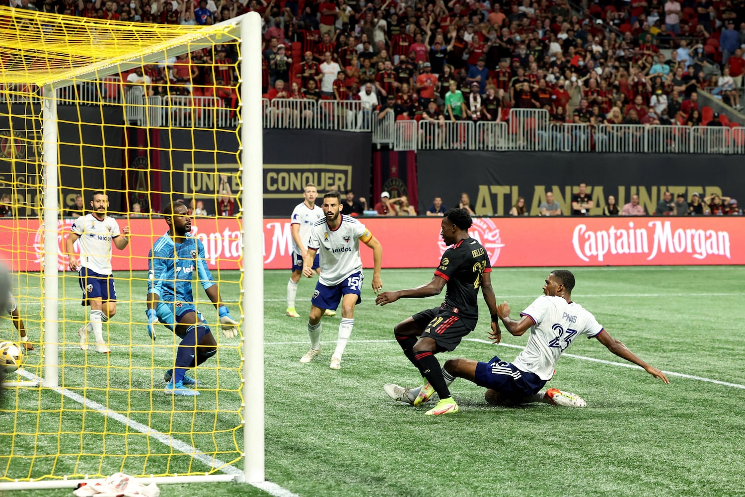 Atlanta United defender George Bello (21) scores a goal during the second half against D.C. United at Mercedes Benz Stadium Saturday, September 18, 2021 in Atlanta, Ga.. JASON GETZ FOR THE ATLANTA JOURNAL-CONSTITUTION