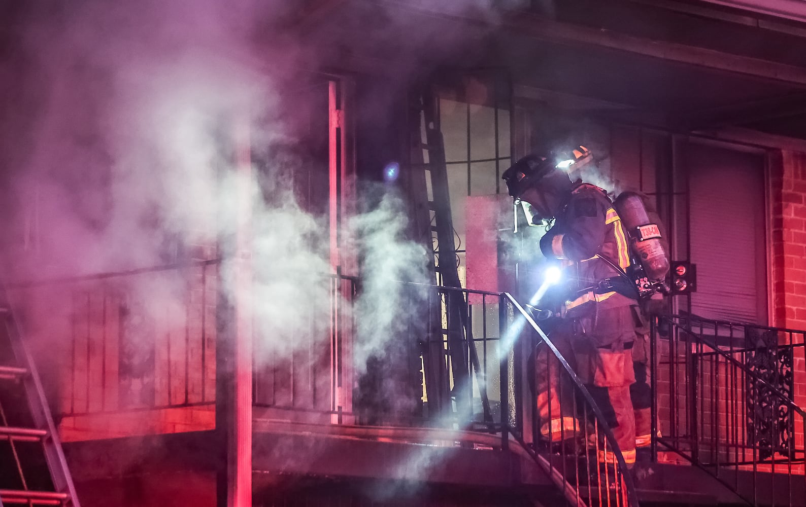 Southwest Atlanta apartment fire rescue