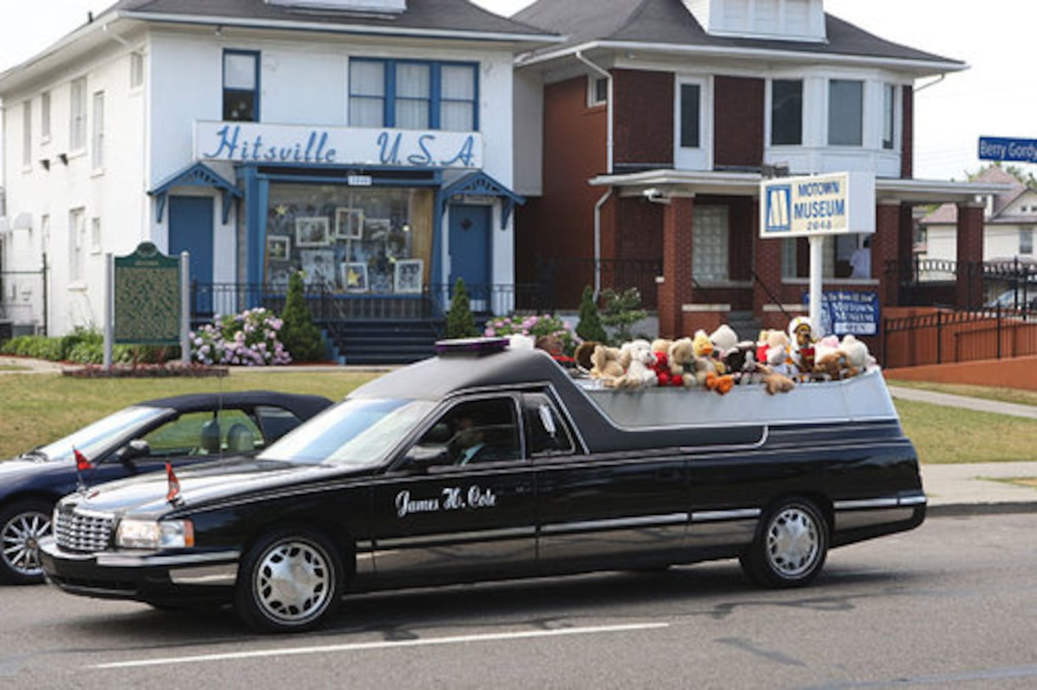 Michael Jackson memorial buried in Detroit