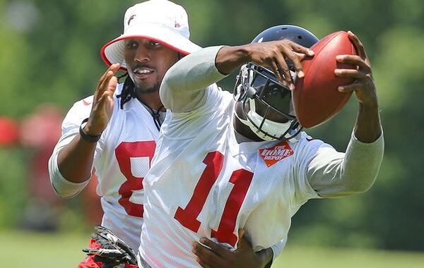 FILE PHOTO: Falcons wide receiver Roddy White covers Julio Jones as the team opens a three-day mini-camp open Tuesday, June 16, 2015, in Flowery Branch. Curtis Compton / ccompton@ajc.com