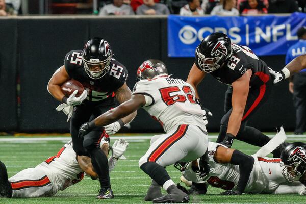 Atlanta Falcons running back Tyler Allgeier (25) runs for yards during the second half against the Tampa Bay Buccaneers on Sunday, Dec. 10,  2023, at Mercedes-Benz Stadium in Atlanta. 
Miguel Martinez/miguel.martinezjimenez@ajc.com