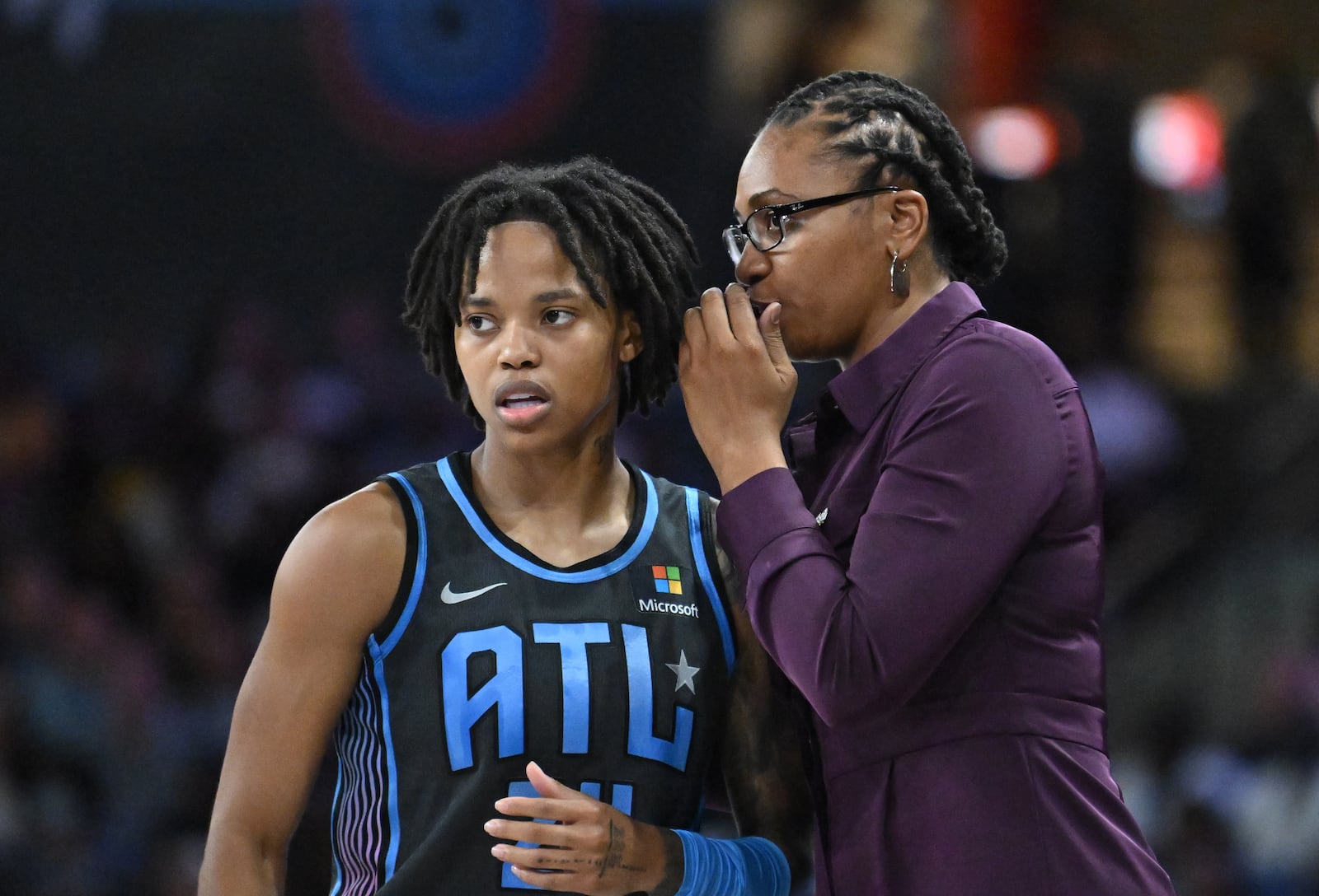 Atlanta Dream head coach Tanisha Wright instructs guard Destanni Henderson. (Hyosub Shin / AJC)