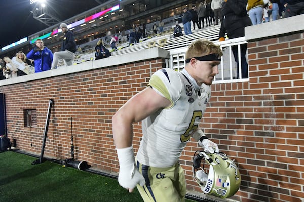 Georgia Tech's linebacker David Curry (6) leaves the field. (Hyosub Shin / Hyosub.Shin@ajc.com)