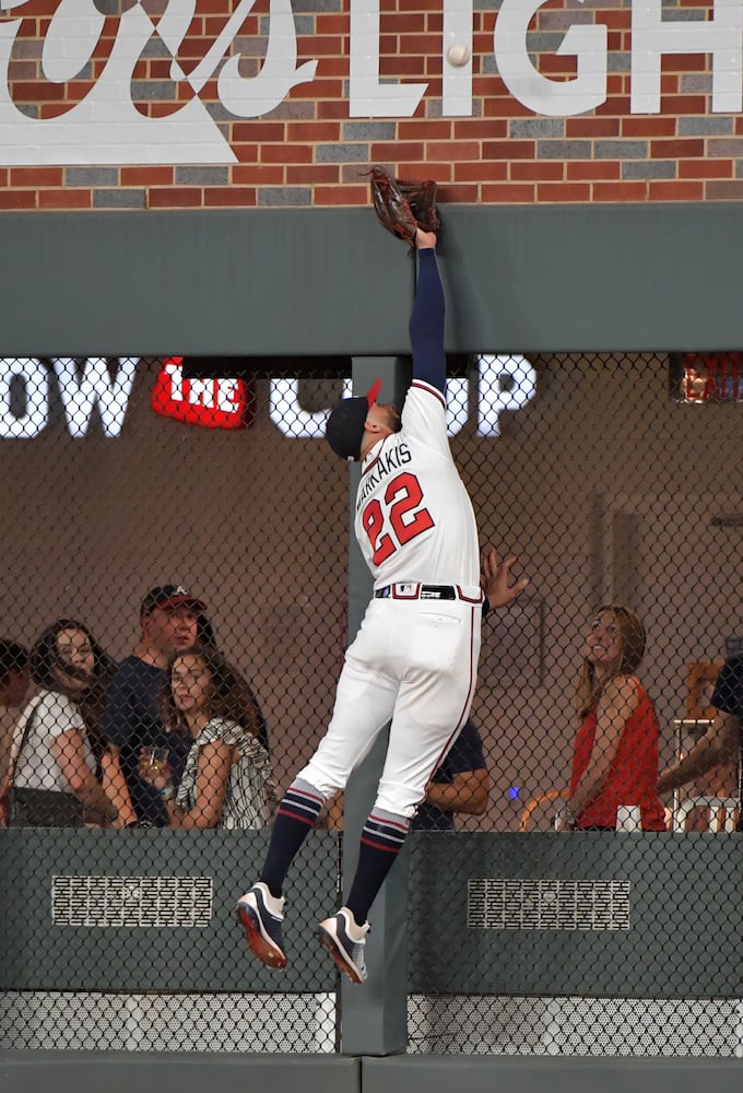 Photos: Braves rally, close in on NL East title