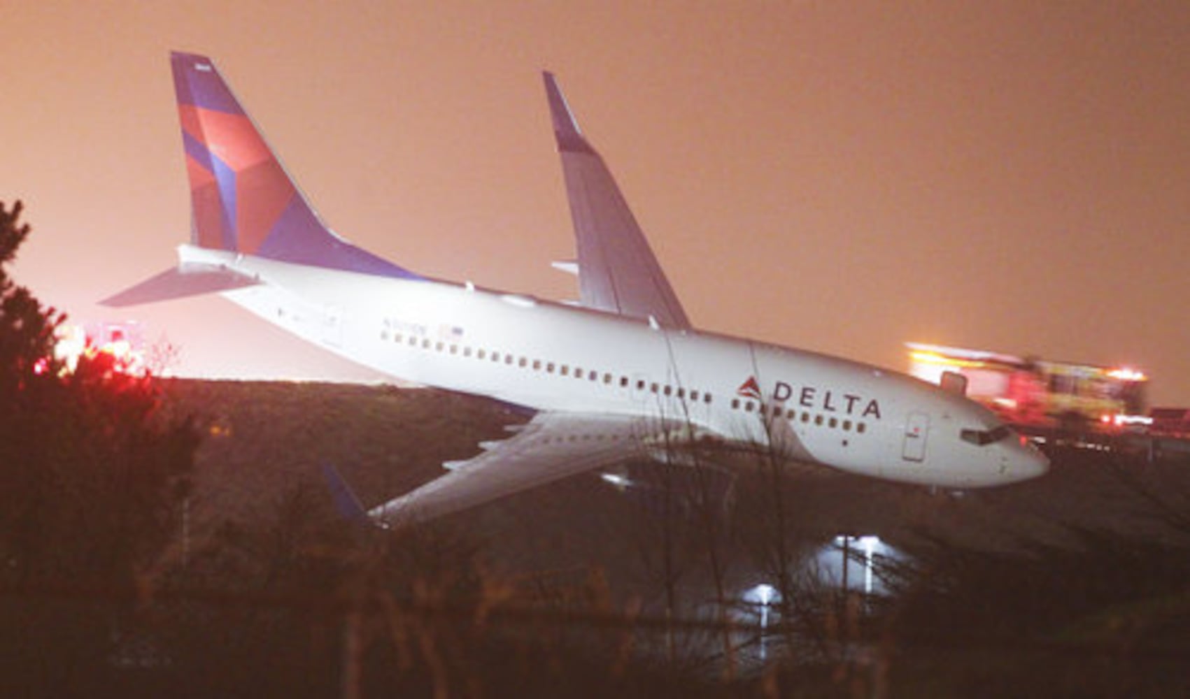 Delta jet runs off taxiway at Hartsfield-Jackson