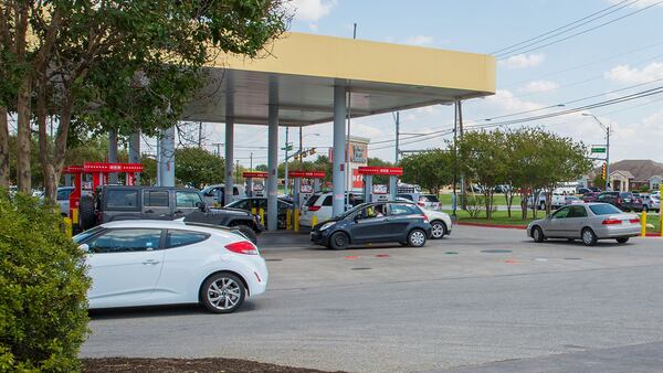 Local residents line up at the H-E-B gas station in Austin, Texas on August 31, 2017, after management reported that this location would soon be running out of fuel (SUZANNE CORDEIRO/AFP/Getty Images)