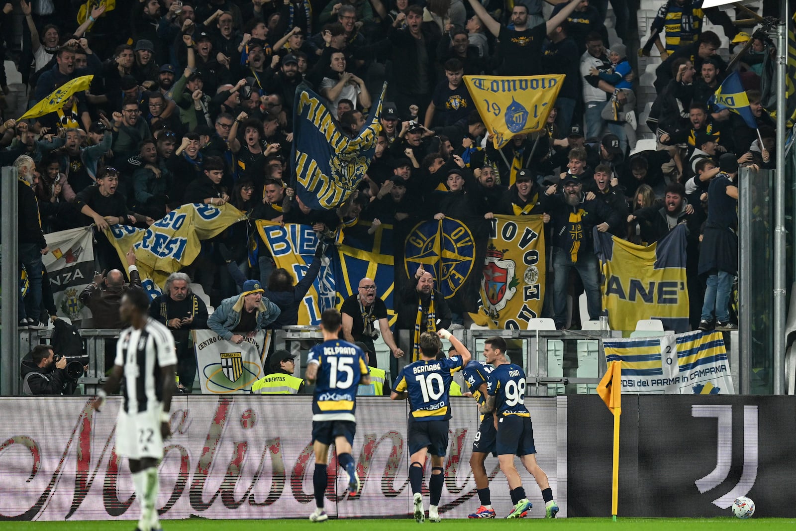 Parma's Simon Sohm celebrates scoring with teammates during the Serie A soccer match between Juventus and Parma at the Allianz Stadium in Turin, Italy, Wednesday, Oct. 30, 2024. (Tano Pecoraro/LaPresse via AP)