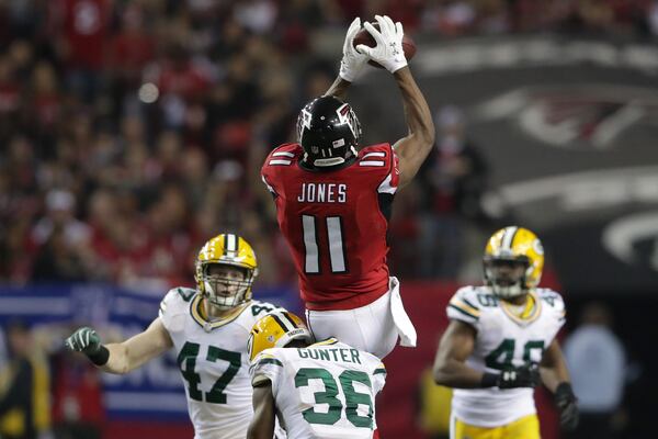 ATLANTA, GA - JANUARY 22:  Julio Jones #11 of the Atlanta Falcons makes a catch in the third quarter against Jake Ryan #47 and LaDarius Gunter #36 of the Green Bay Packers in the NFC Championship Game at the Georgia Dome on January 22, 2017 in Atlanta, Georgia.  (Photo by Streeter Lecka/Getty Images)