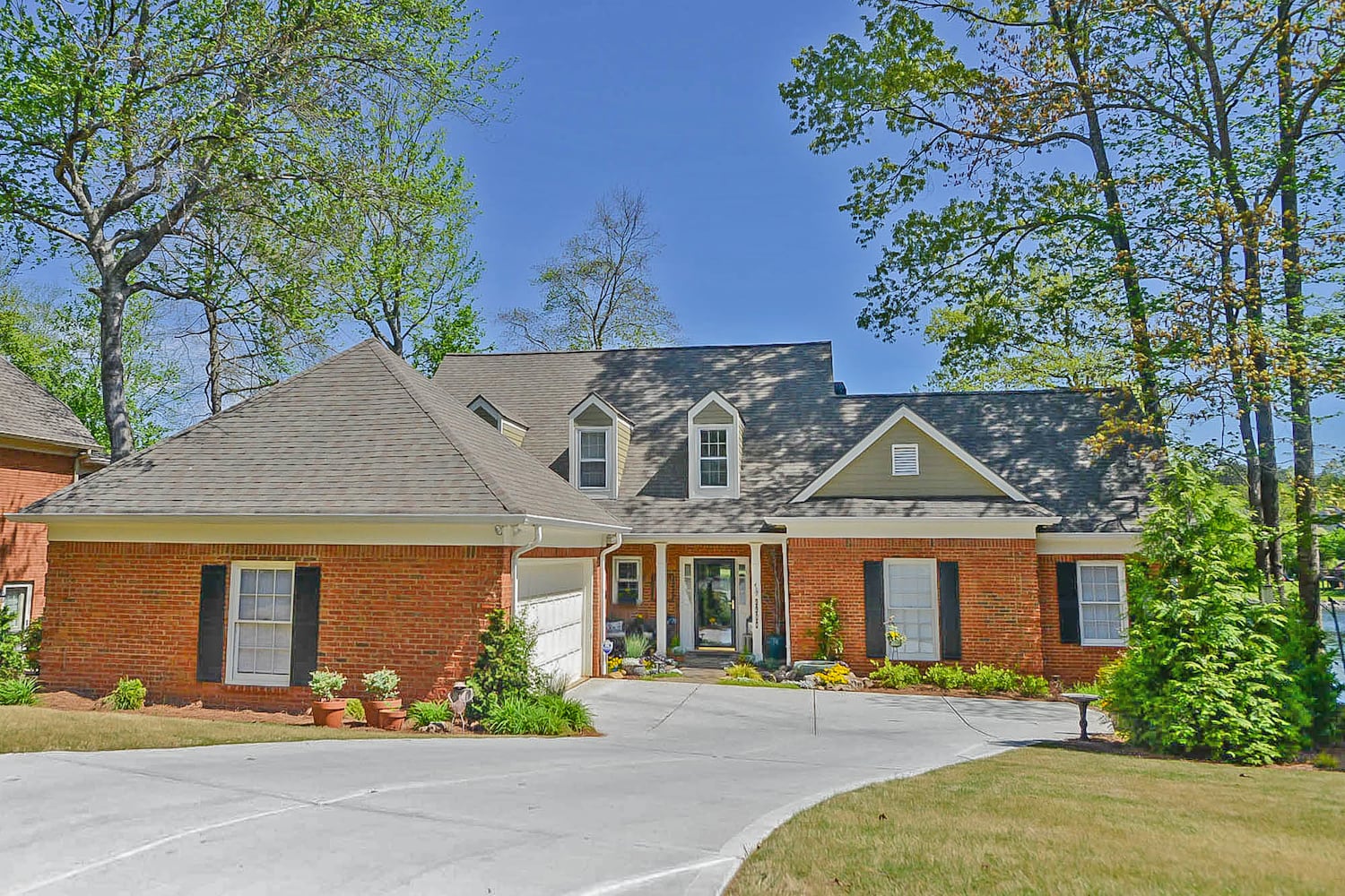 Lakefront Roswell home serves as backdrop for bird habitat